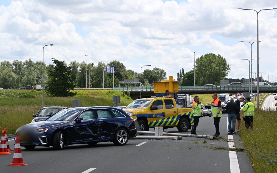 Vrachtwagen raakt auto op N242, flinke verkeershinder rond Alkmaa