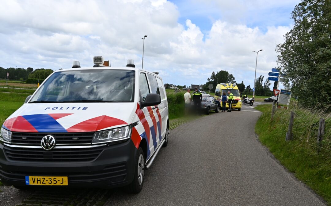 Wielrenner gewond na aanrijding op kruising in Akersloot