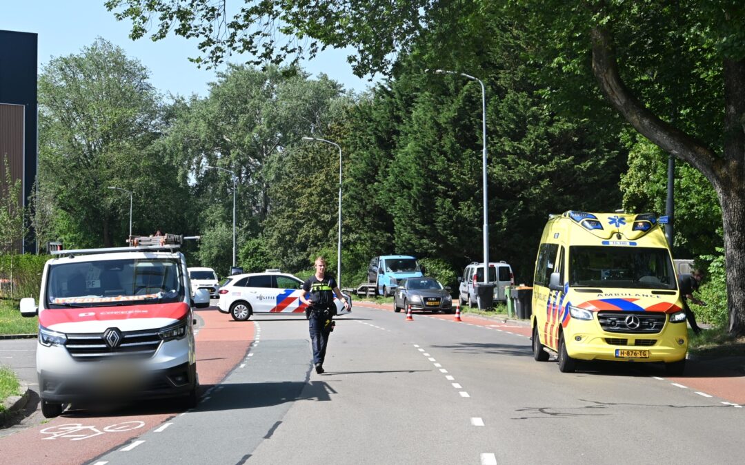 Motorscooterrijder aangehouden na botsing met bedrijfsbusje in Alkmaar.