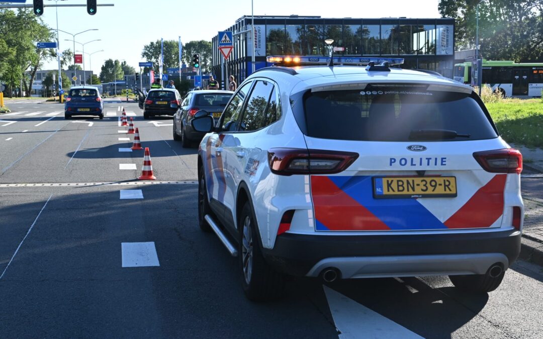Politie zoekt bestuurder van oranje Volvo na aanrijding in Alkmaar