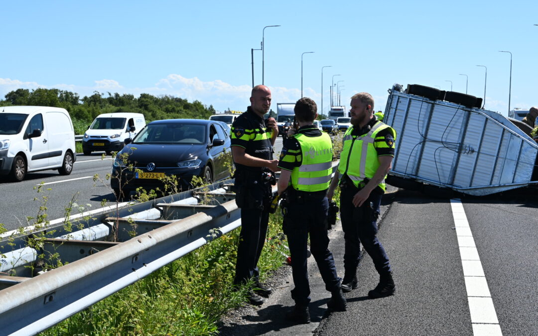 update Trailer met paard kantelt op A9 bij Akersloot, grote inzet hulpdiensten