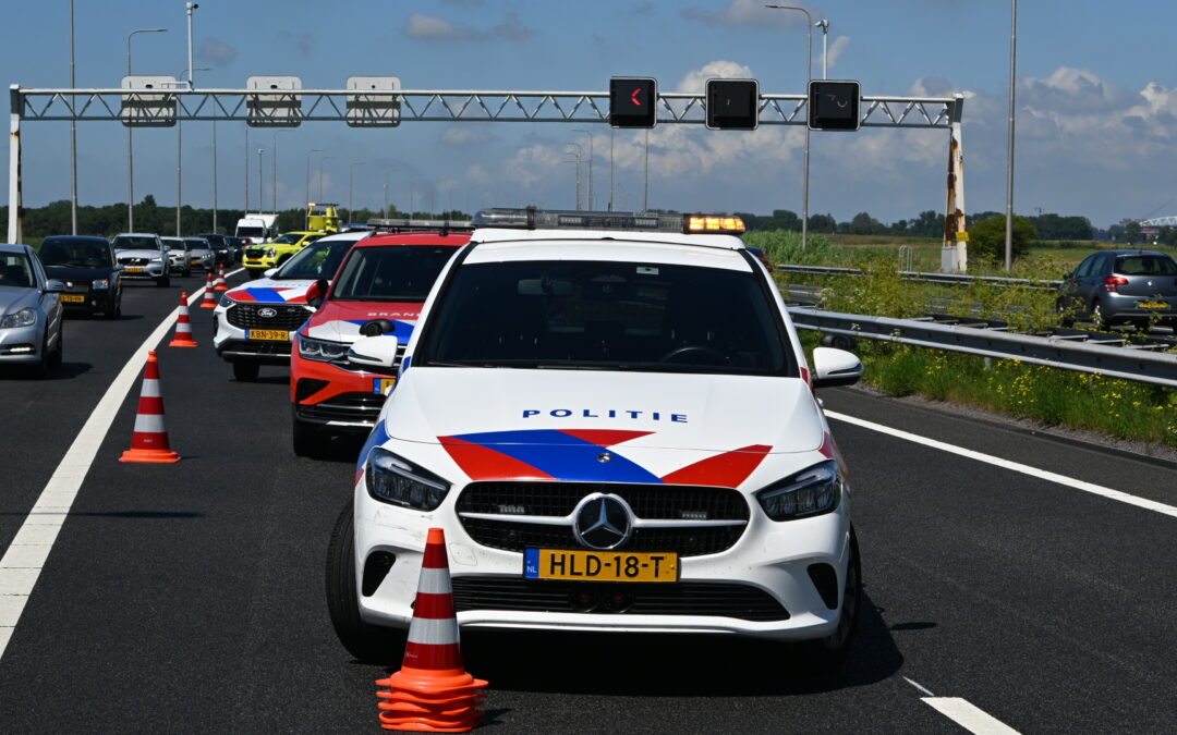 Trailer met paard kantelt op A9 bij Akersloot, grote inzet hulpdiensten.