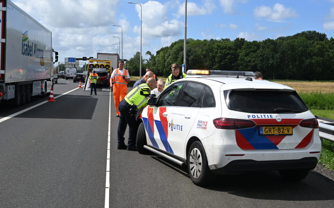 Veel schade na aanrijding tussen vrachtwagen en personenauto op A9 bij Heiloo.