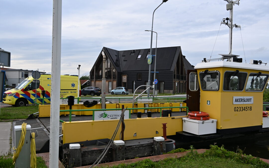 Persoon te water bij pont bij Akersloot