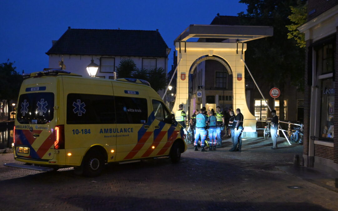 Persoon te water bij Waagplein in Alkmaar, slachtoffer naar ziekenhuis.