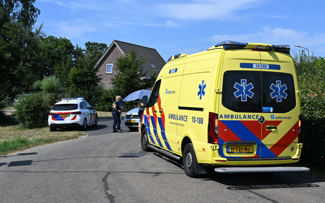 Wielrenner door voorruit van auto na ongeval in limmen