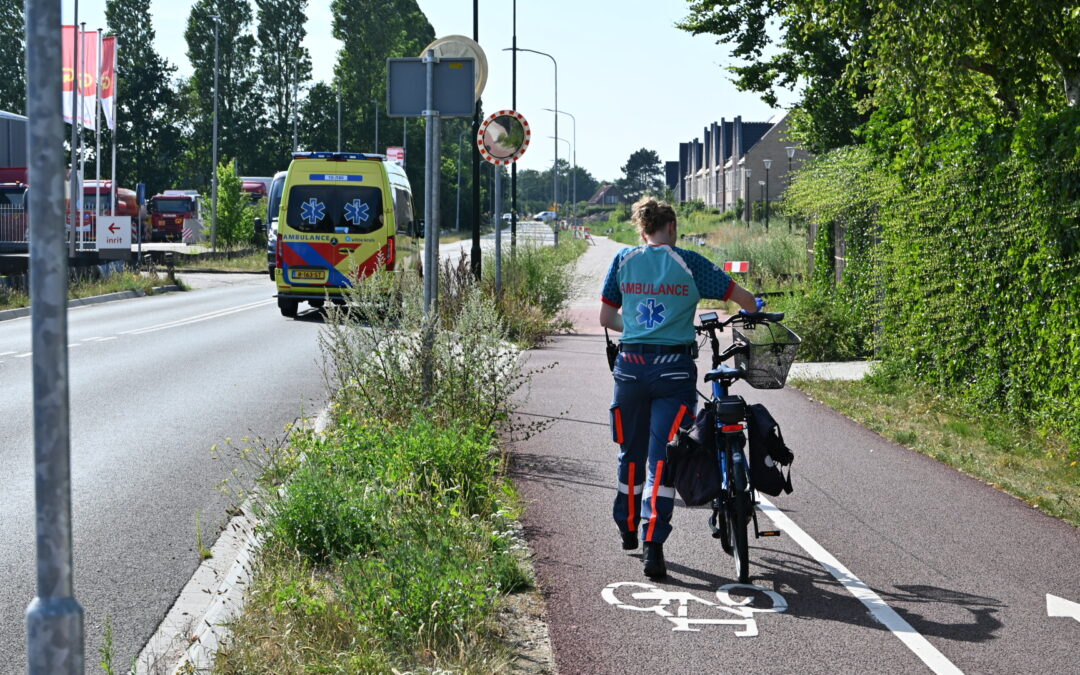 Fietser aangereden op rotonde bij tankstation in Heiloo