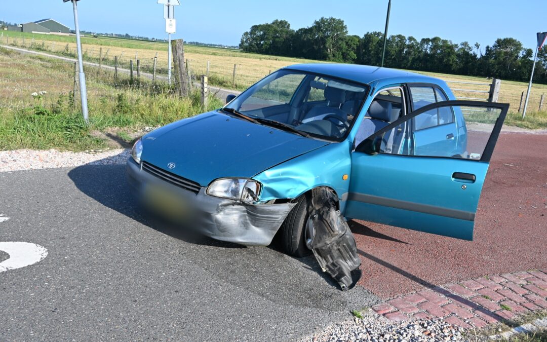 Ongeval door voorrangsfout in Heiloo, flinke autoschade.